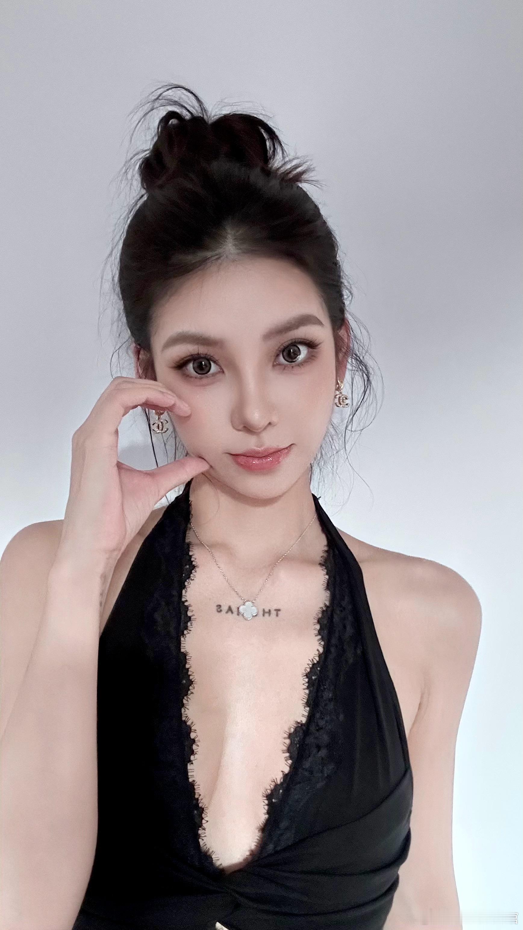 诶嘿 漂亮一天是一天 ​​​