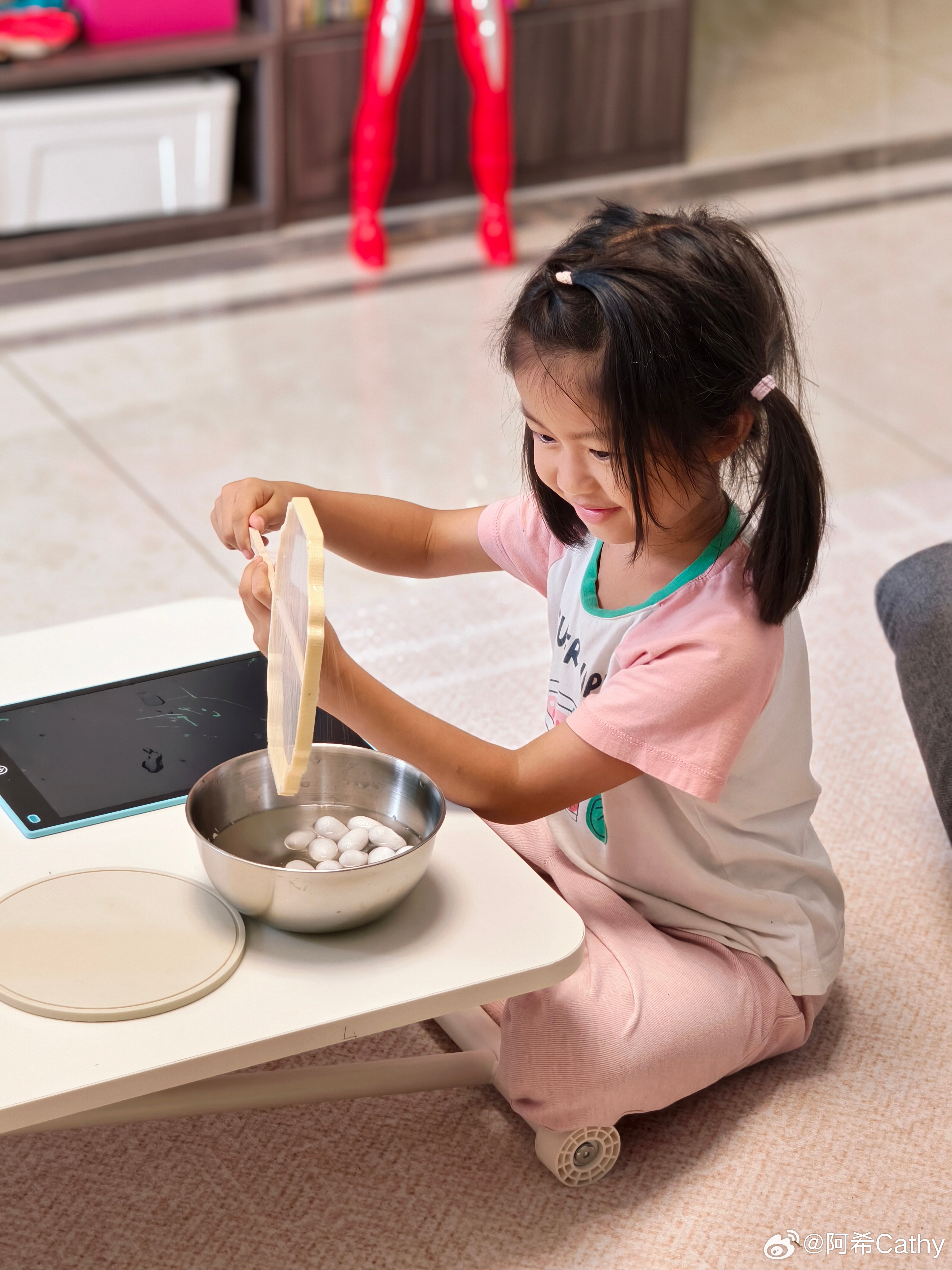 今天带娃又做了一把蚕丝扇，她坚持要纯手工做不用电钻……还用食用色素染了颜色，还挺
