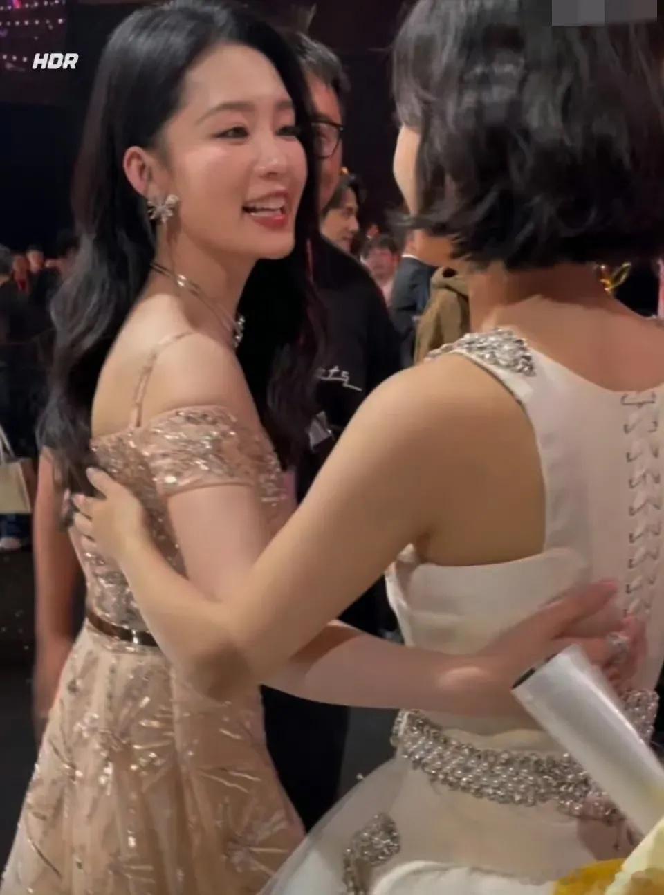 赵丽颖的人缘真的好好啊，得奖之后所有人都前来和她拥抱。李沁和颖宝的这个拥抱看的人