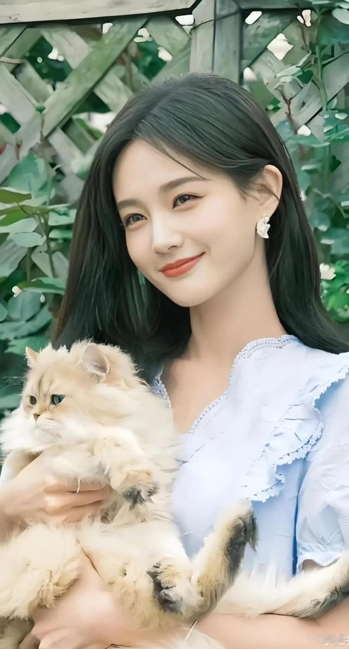 大家发现了吗？
李一桐身上有个玄学，
那就是不管她出演的剧怎样火，怎样爆，她自己