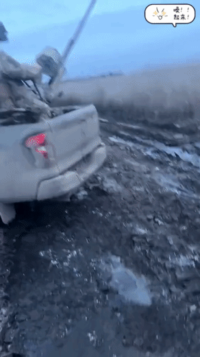 乌军的人海反无人机队列，高射机枪装在皮卡上，为了保证打击效果，多辆一起行动，一个