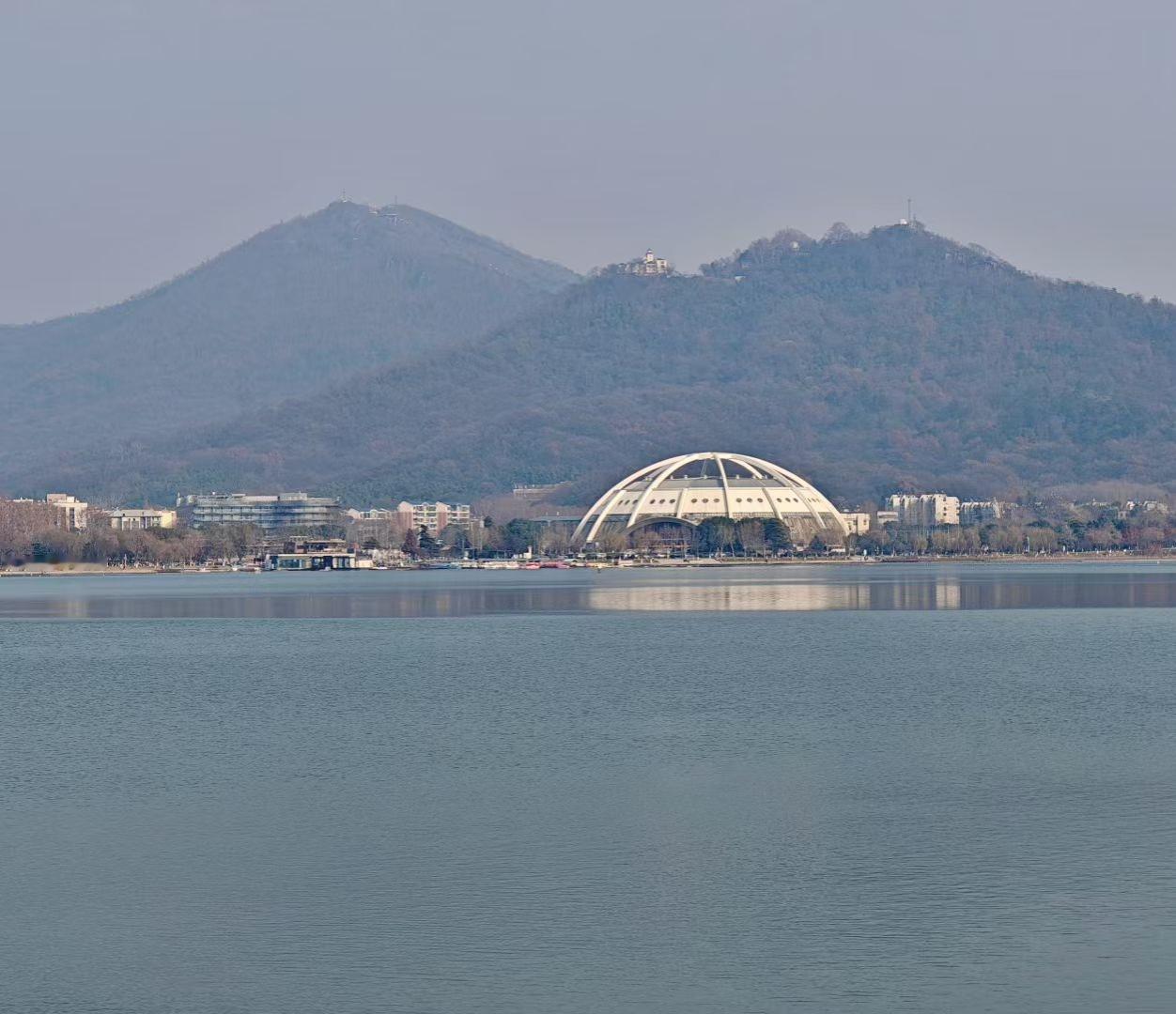 湖水把远山和穹顶都揉进涟漪，天地间，正铺展一场关于“静谧与倒影”的温柔对谈。
?