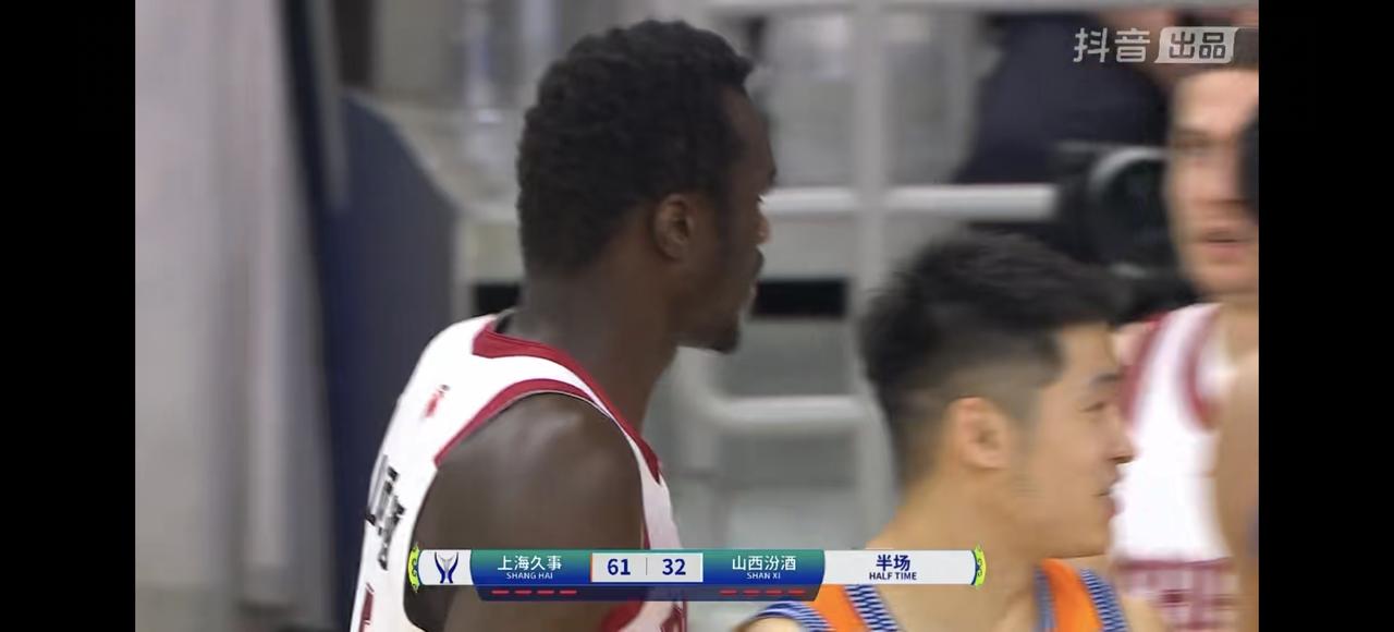 CBA俱乐杯总决赛半场，上海61：32大胜山西：
1、山西队教练潘兴还是年青，太