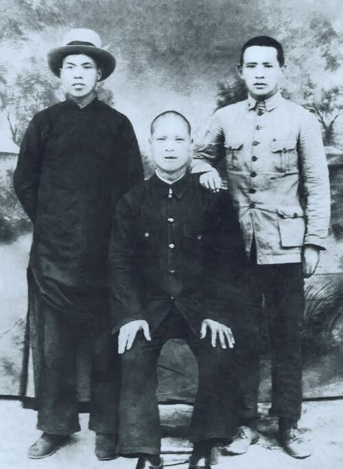 1937年覃应机寄回 广西东兰 家中的合影。左为韦祖珍，右为覃应机。摄于 甘肃庆
