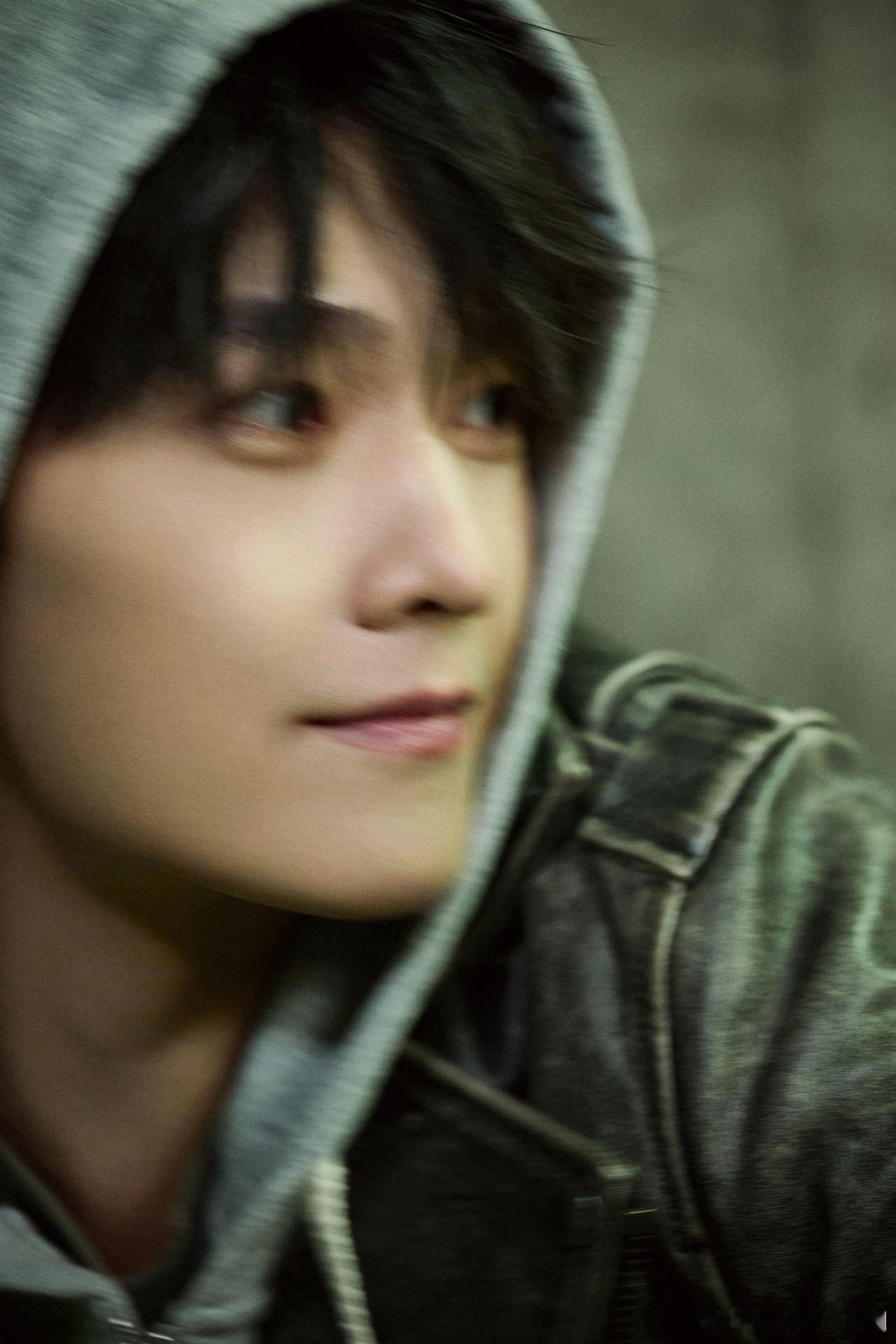 这跟杨洋亲我有什么区别谁懂杨洋的拍摄反差！上秒氛围感皮衣帅哥超戳人，下秒片场笑成