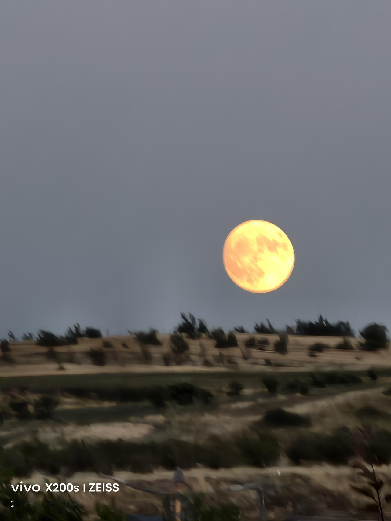 这几张月亮照片摄于奇台县江布拉克风景区。此地有被赞为“天山麦海”的万亩旱田，是中