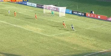 中国女足U20队率先丢球了。
这个丢球，日本女足U20队打出一次快速反击，中国女