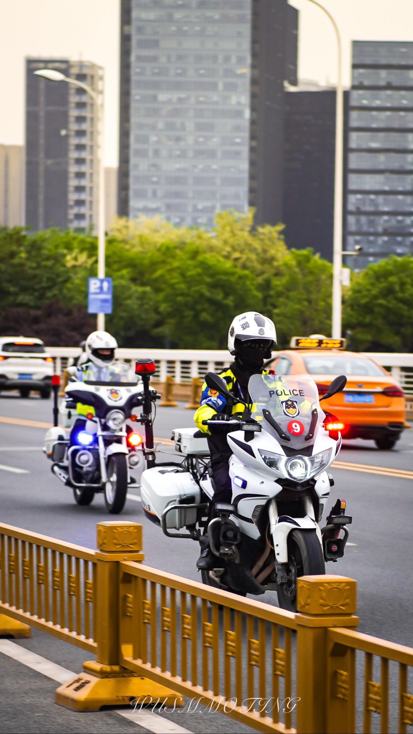 彩虹桥抓拍。给 大西安的铁骑点赞。 太久没拍照 手法有些许的生疏