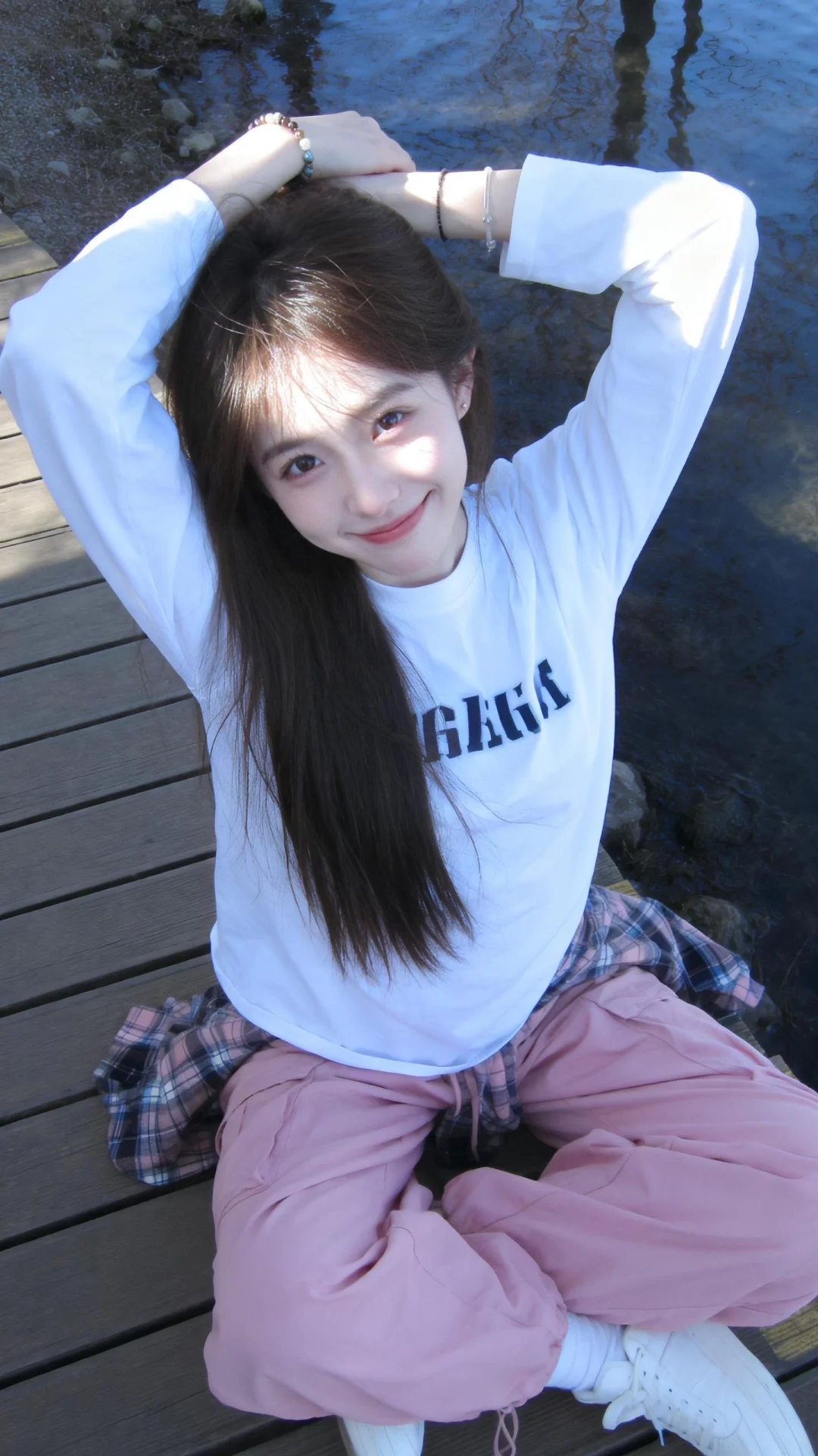 高清监控画面，高清分辨率，发丝垂坠且轻抚泛光，瓷感白肌肤，清纯动人，佩...