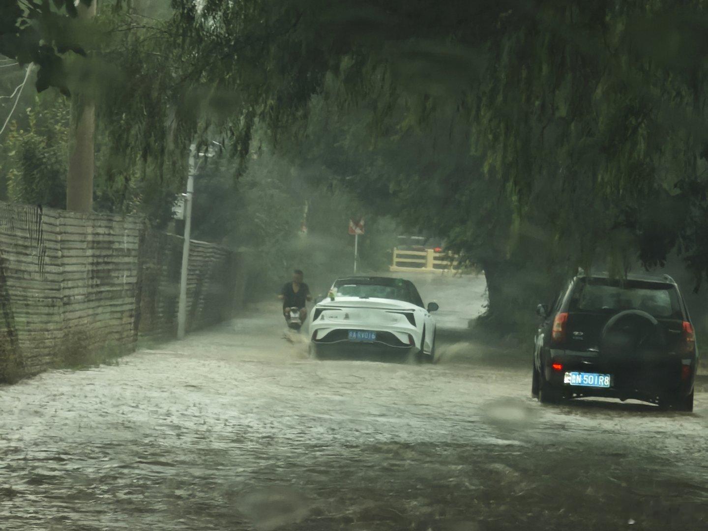 这雨下得，成游艇了 ​​​