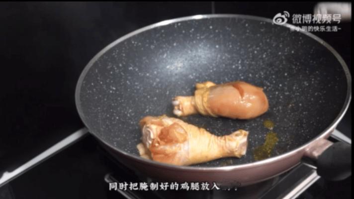 一饭封神豉油鸡  看《一饭封神》里的豉油鸡，最抓人的就是那卖相。看着就知道入味透
