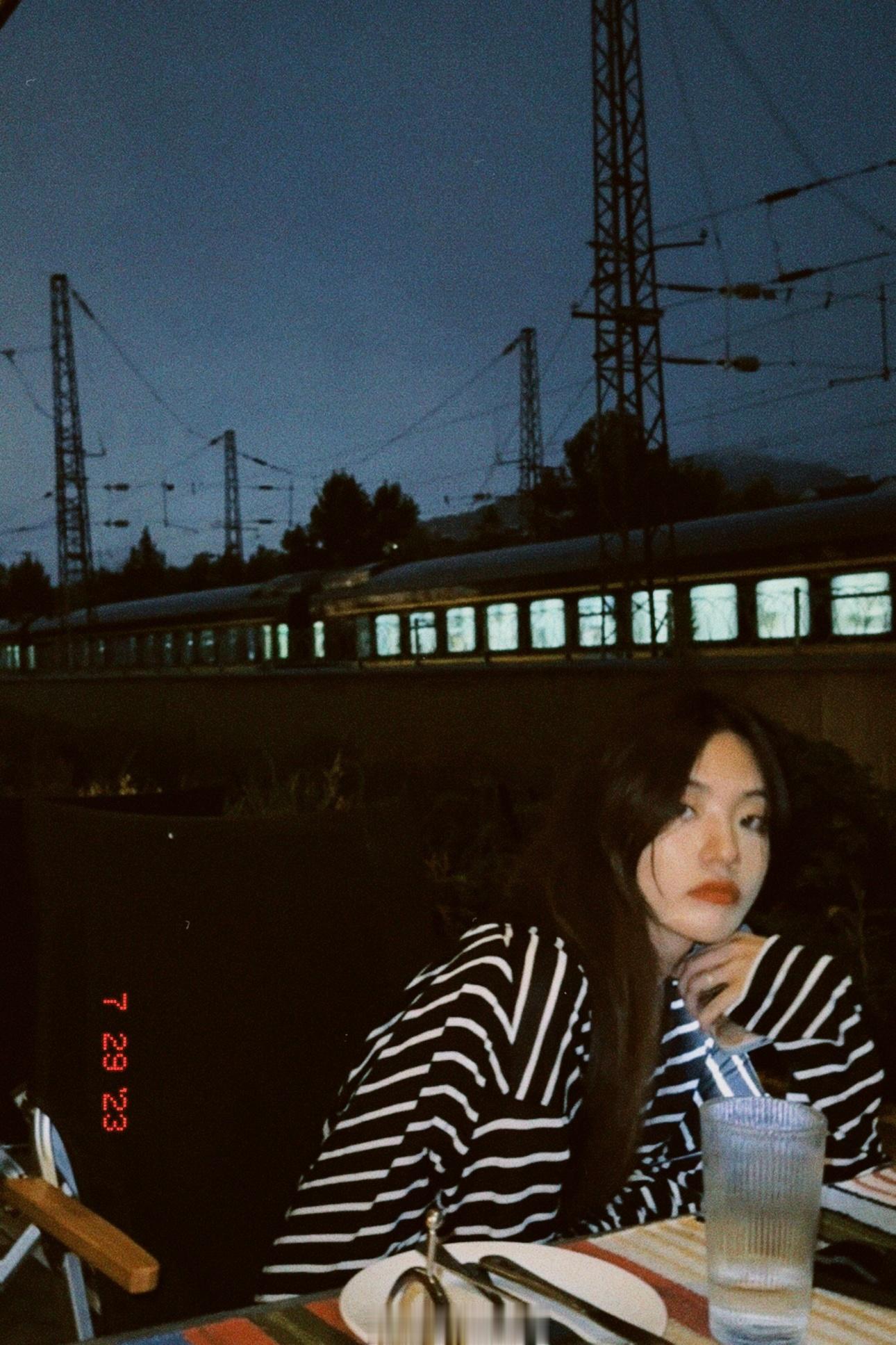 怎么说呢 坐在这里剪视频听着雨声还能感受偶尔雨丝飘在脸上的感觉真的好舒服😌一下