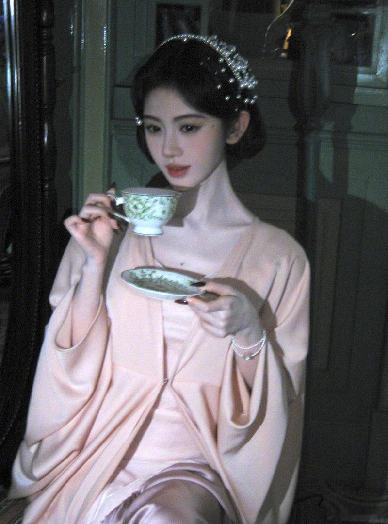 鞠婧祎澹台台 jjy鞠婧祎粉墨江湖 “荒芜的平原开满玫瑰，你来时花已绽放无关四季