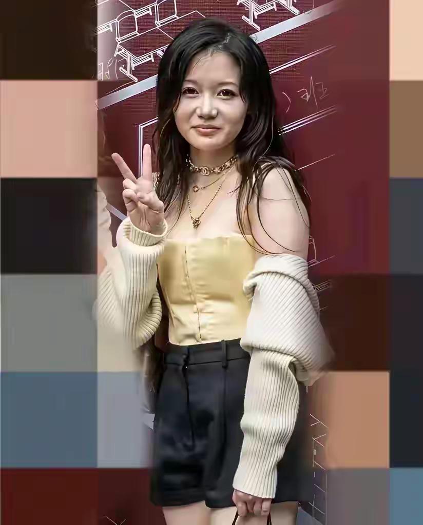 董小姐被患者爆料上班期间穿着暴露：白大褂当披风、低胸漏沟、超级大浓妆，对待患者态