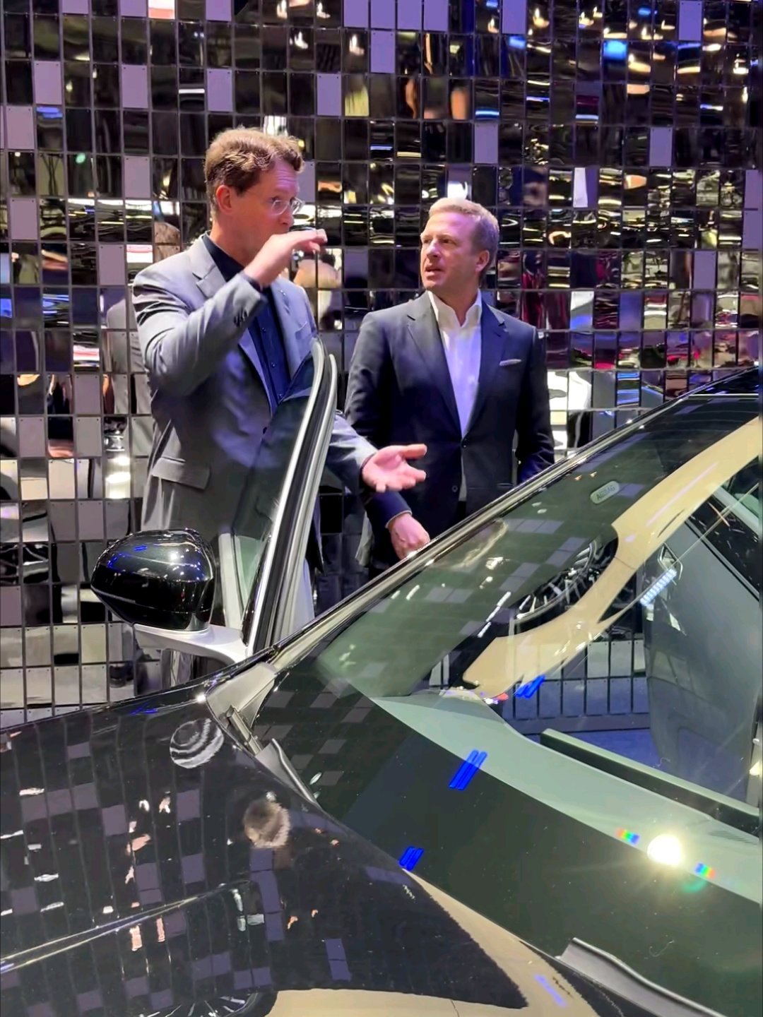 2026北京车展 奔驰和宝马的老大在聊什么呢？ 