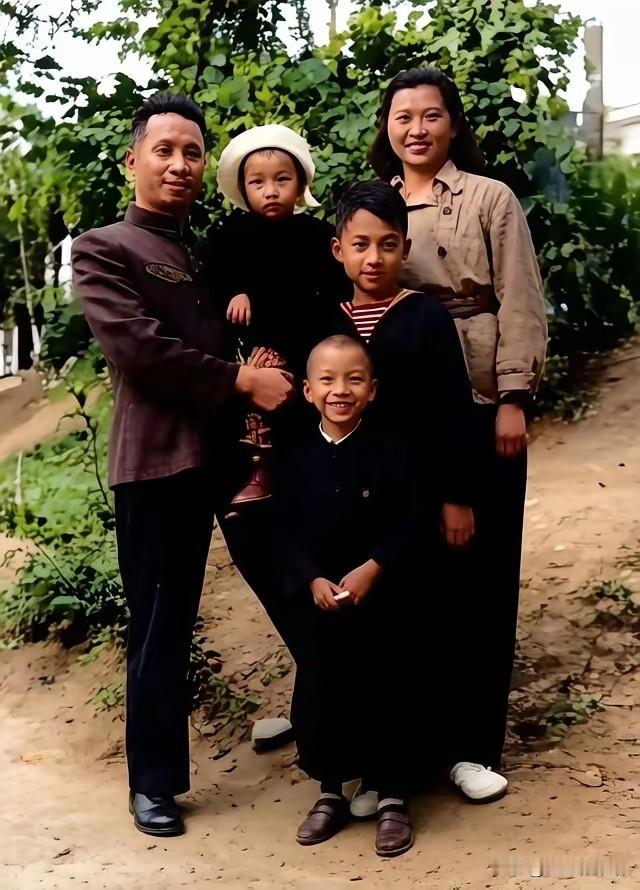 1951年南京庭院里，粟裕大将一家五口留下珍贵合影。战场上所向披靡的将军，怀抱幼