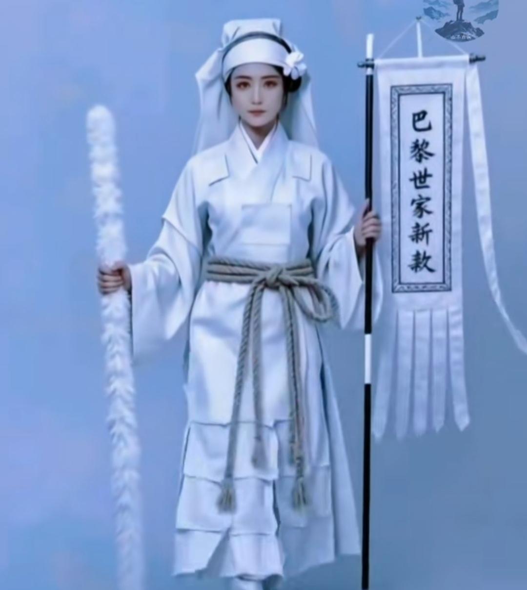 巴黎时装周创造出这样的新作品，真的让人大跌眼镜。

有些人高呼这是很美丽的时装，