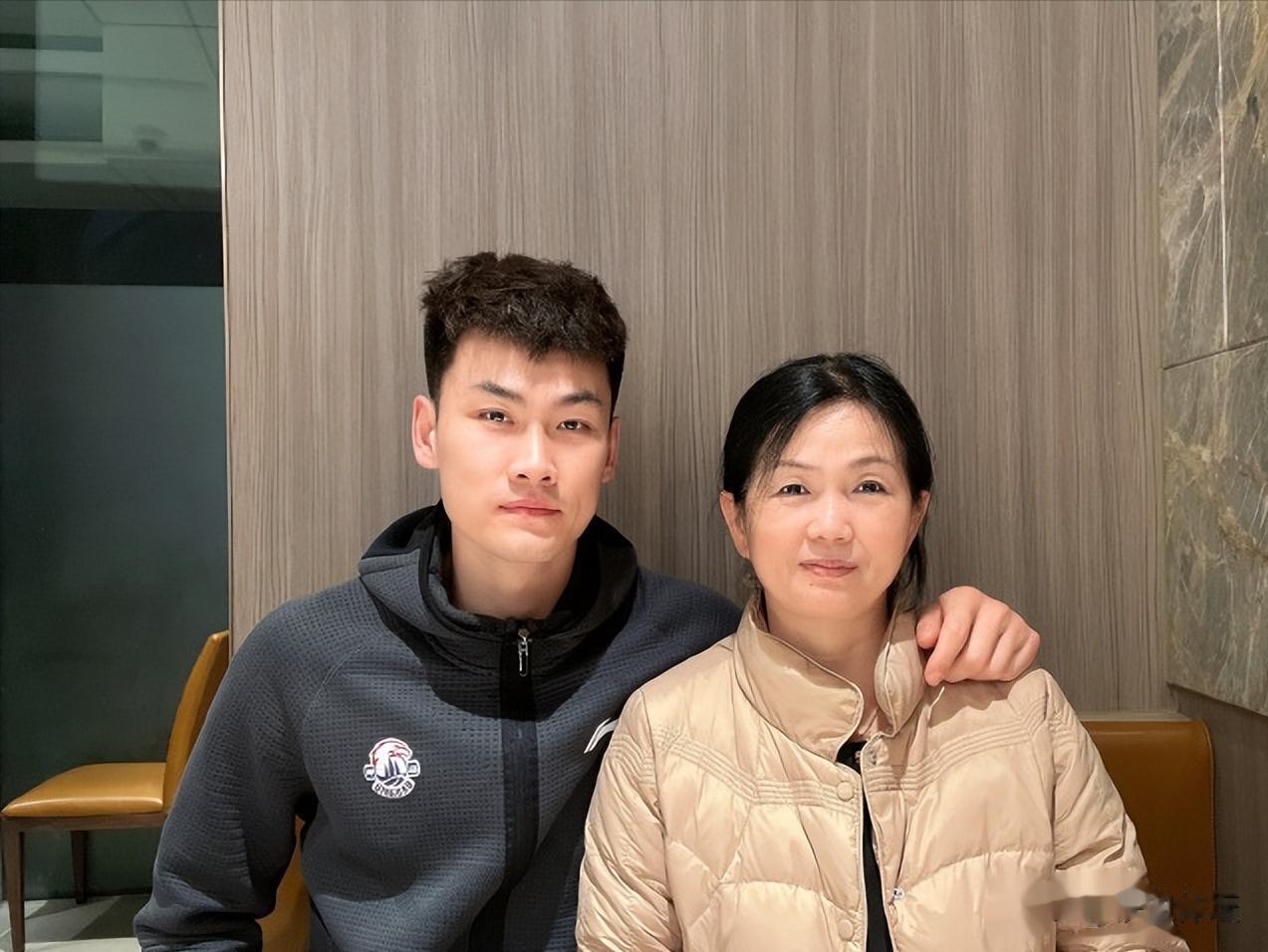 王睿泽今晚把自己打成了一个外援。

36分5篮板4助攻，而且出手只有17次，三分
