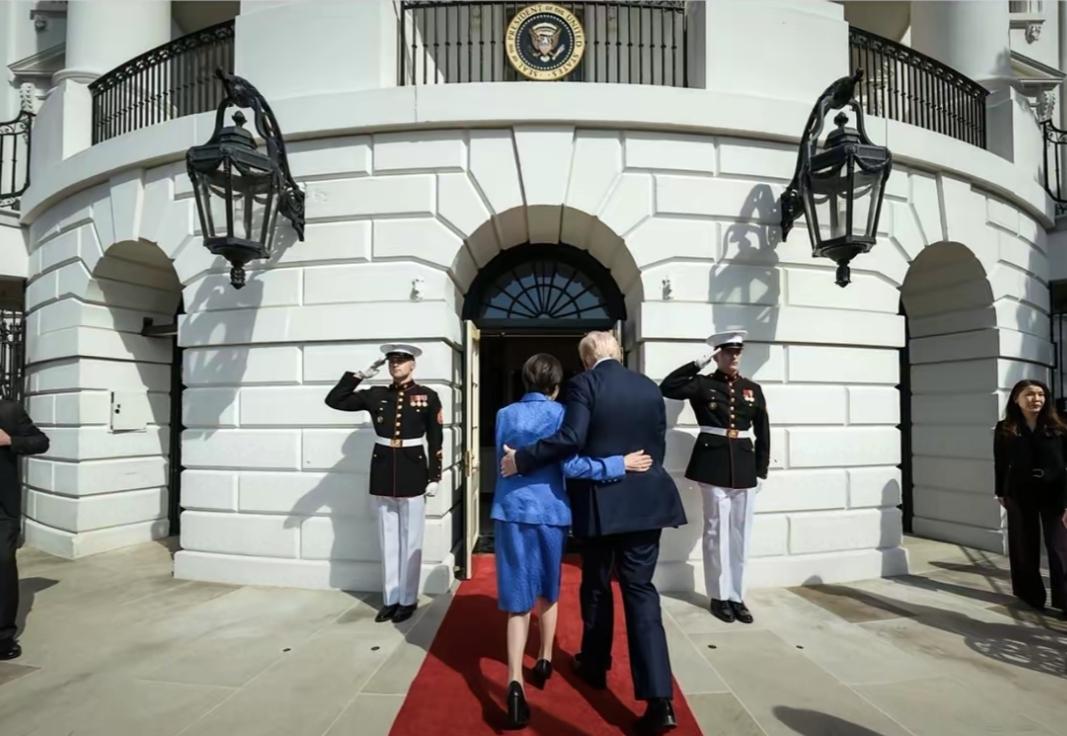 靠那么近不怕老人味吗？是臭气相投，还是狼狈为奸……