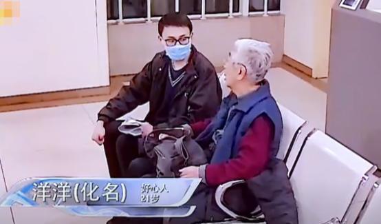 一位八旬老人意外摔伤，三个孩子无一人陪同，竟然让老人独自一人来医院，还是好心人帮