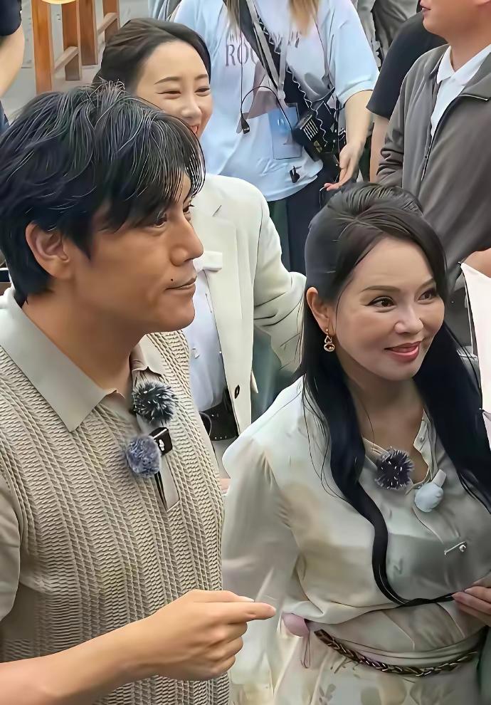 图中人物是演员秦昊与伊能静，两人相差10岁。秦昊出生于1978年，今年48岁；伊