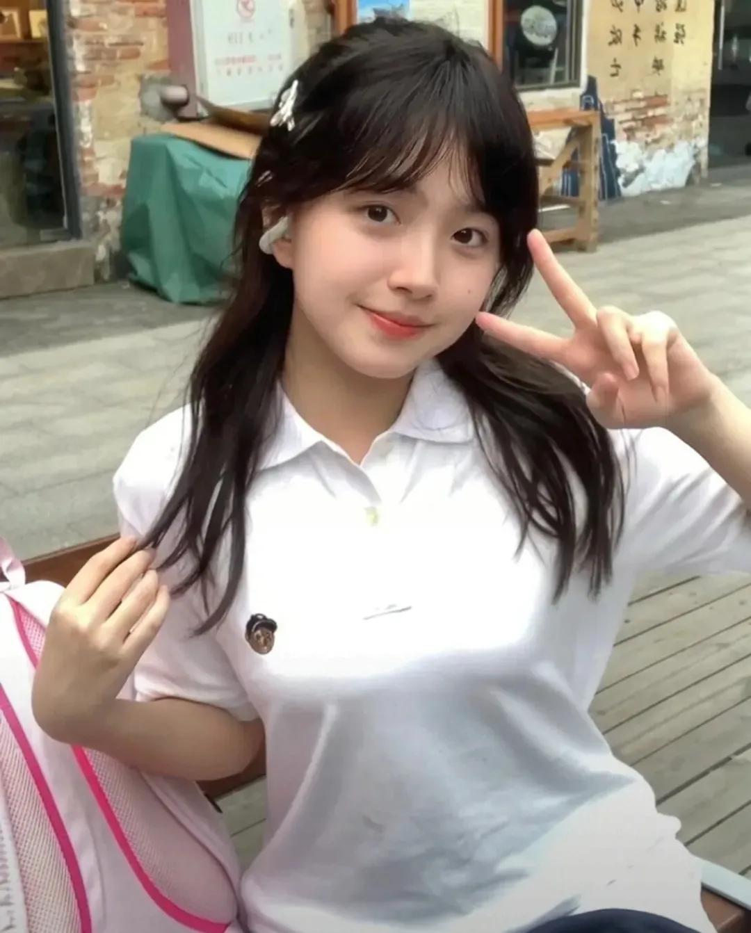 小镇的宁静角落，住着一位名叫小萌的小妹妹，她天生丽质，乖巧迷人，是邻居们心中的小
