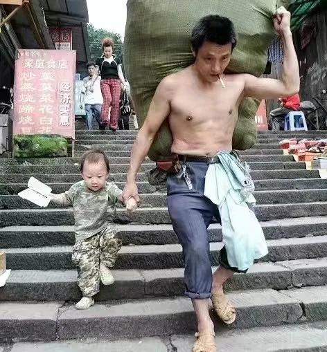 父与子，大的老了，小的大了。只是儿子应该永远不会像他爸爸那样吃苦了吧？
