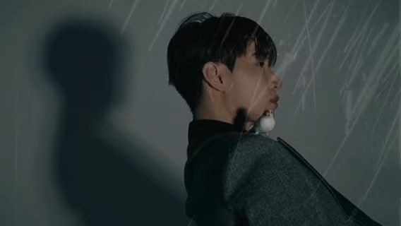 刘宪华肩膀上有只鹦鹉刘宪华最新造型肩头静立一只鹦鹉，好灵动好有生命力的造型 