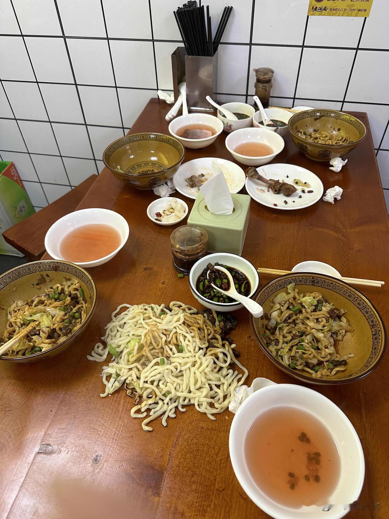 吃饭吃出苍蝇反被怼？店家这态度绝了！

中午和同事外出吃饭，真的被狠狠恶心到了！