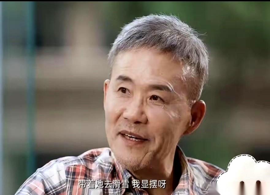 说真的，每次看到王石，我心里都咯噔一下。
那顶一丝不乱的假发，那张努力跟地心引力