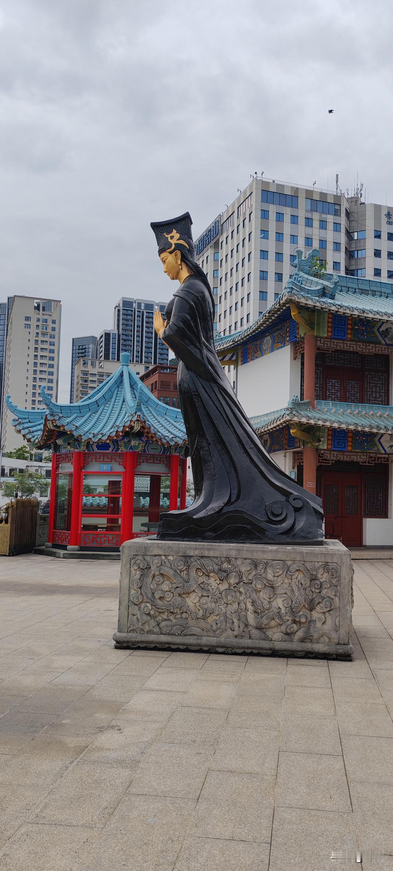 解决不了的问题，那就共生。