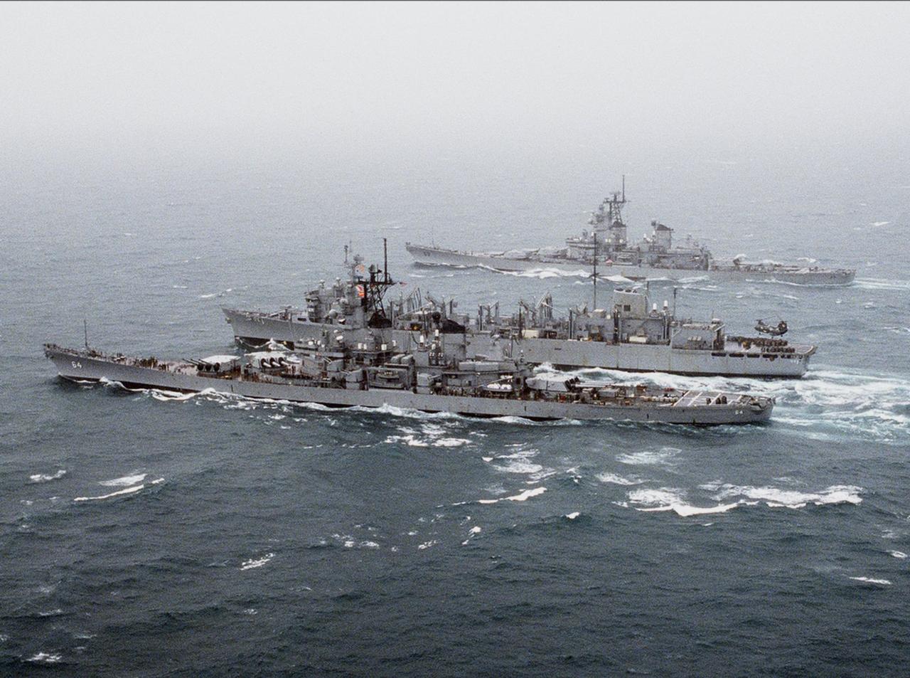 1991年1月14日，在科威特海岸外的波斯湾海域，美国海军衣阿华级姊妹战列舰“威