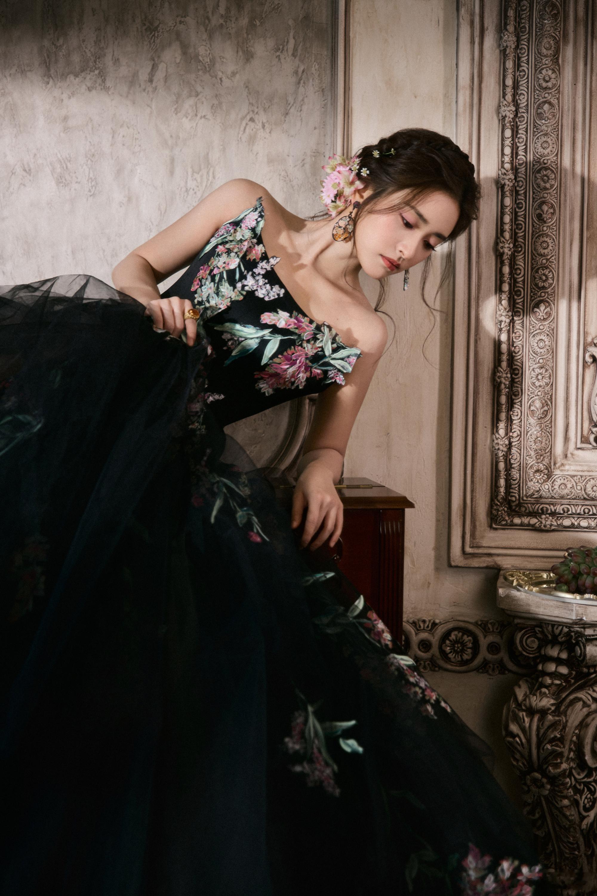 沈月油画里的少女这组造型真的像直接从古典油画里走出来的人！编发簪着烂漫鲜花，搭配