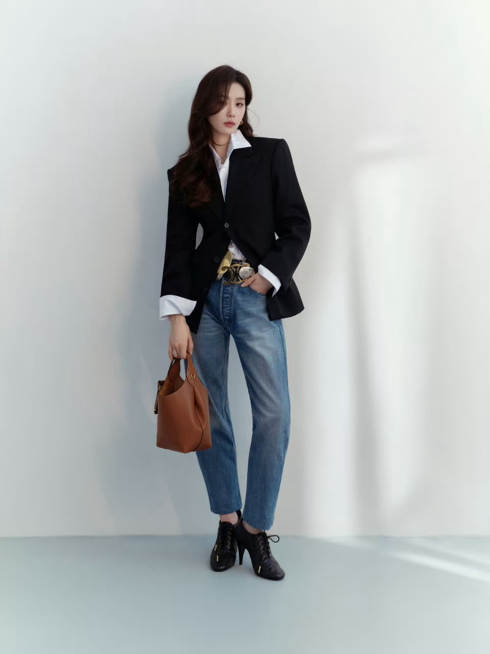 刘诗诗 in CELINE 📷 今日上海活动造型图，身着26夏季系列，西装搭配