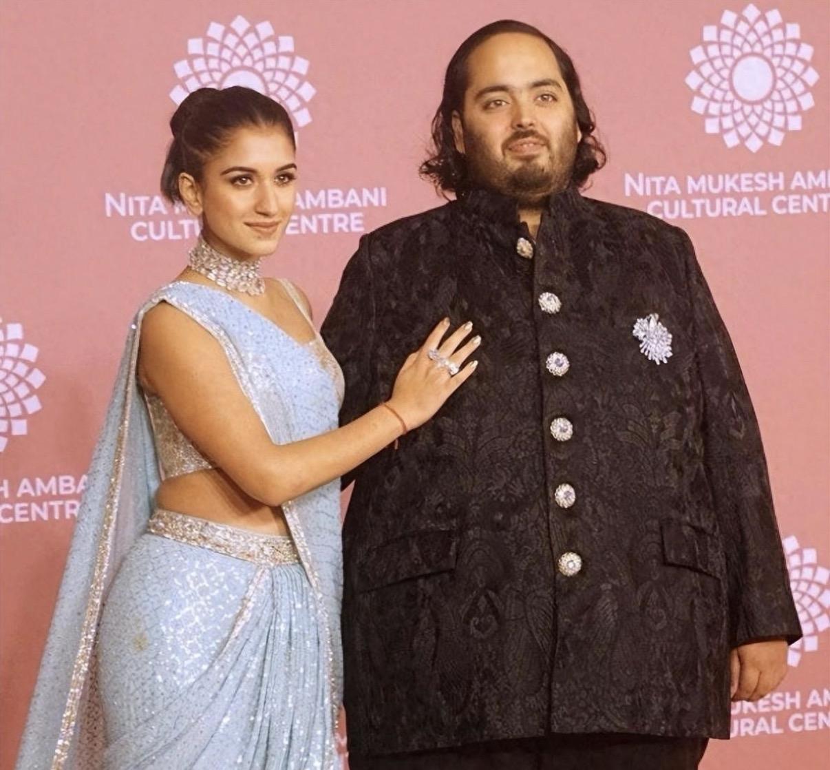 印度首富家族的小儿媳拉迪卡，因与自家大伯哥在一场私人晚宴上的举止过于亲昵，意外卷