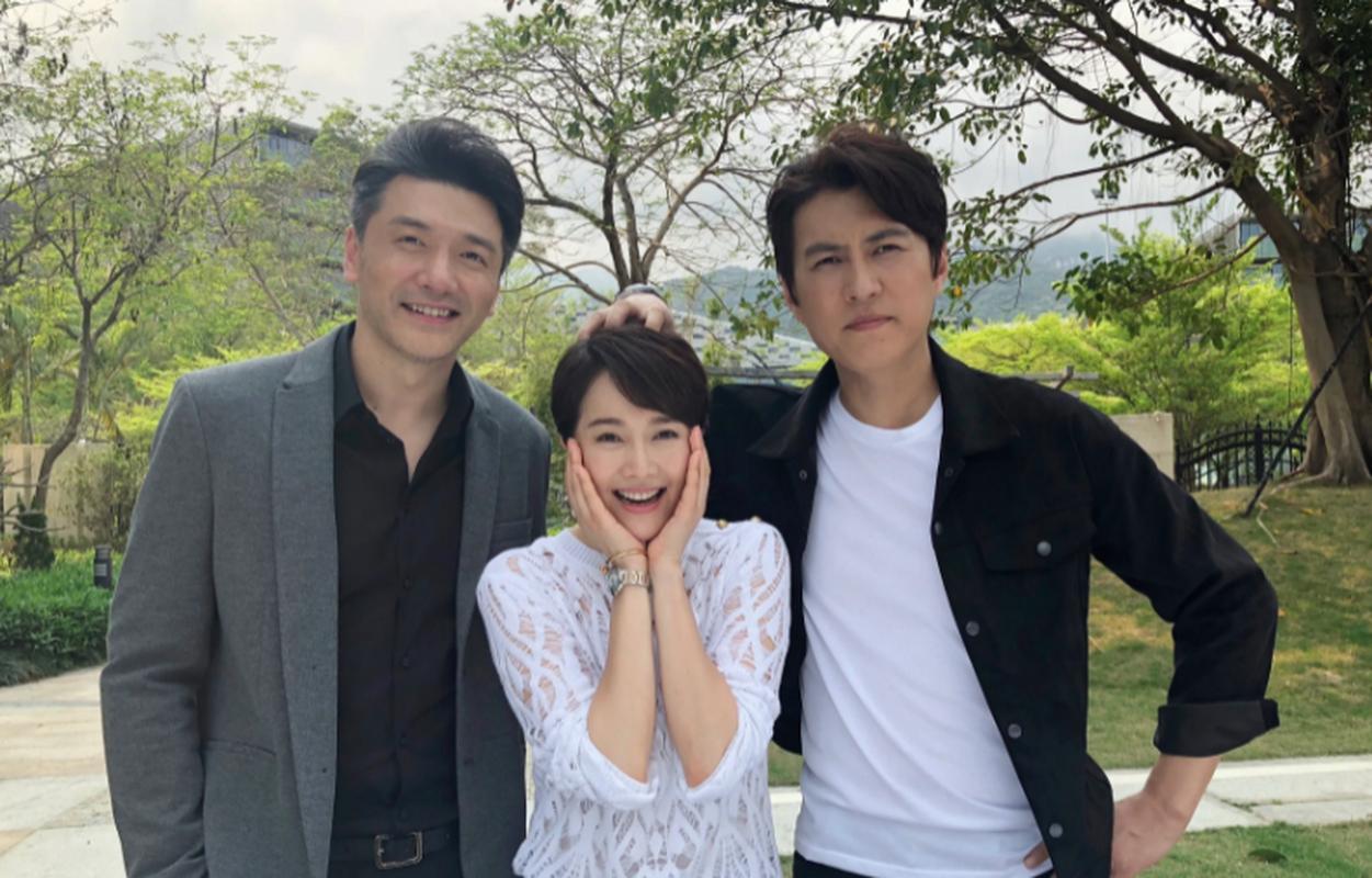 画面中的左小青柔发覆额，笑靥如花，兰指纤纤，虽然有着167的身高，可置身于183