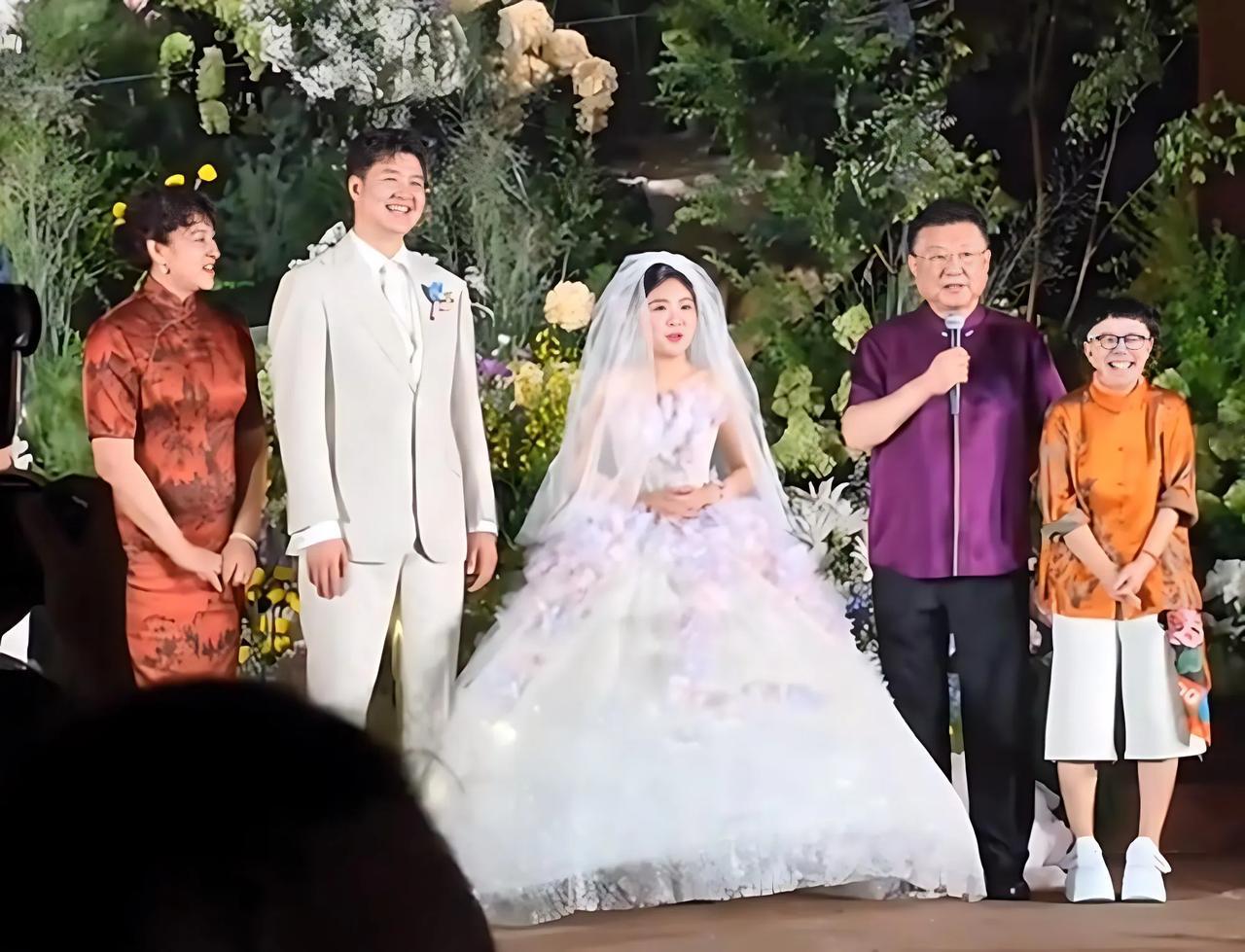 我是万万没想到孩子都有了的金龟子女儿王宁，居然补办了婚礼

她的目的是什么呢？