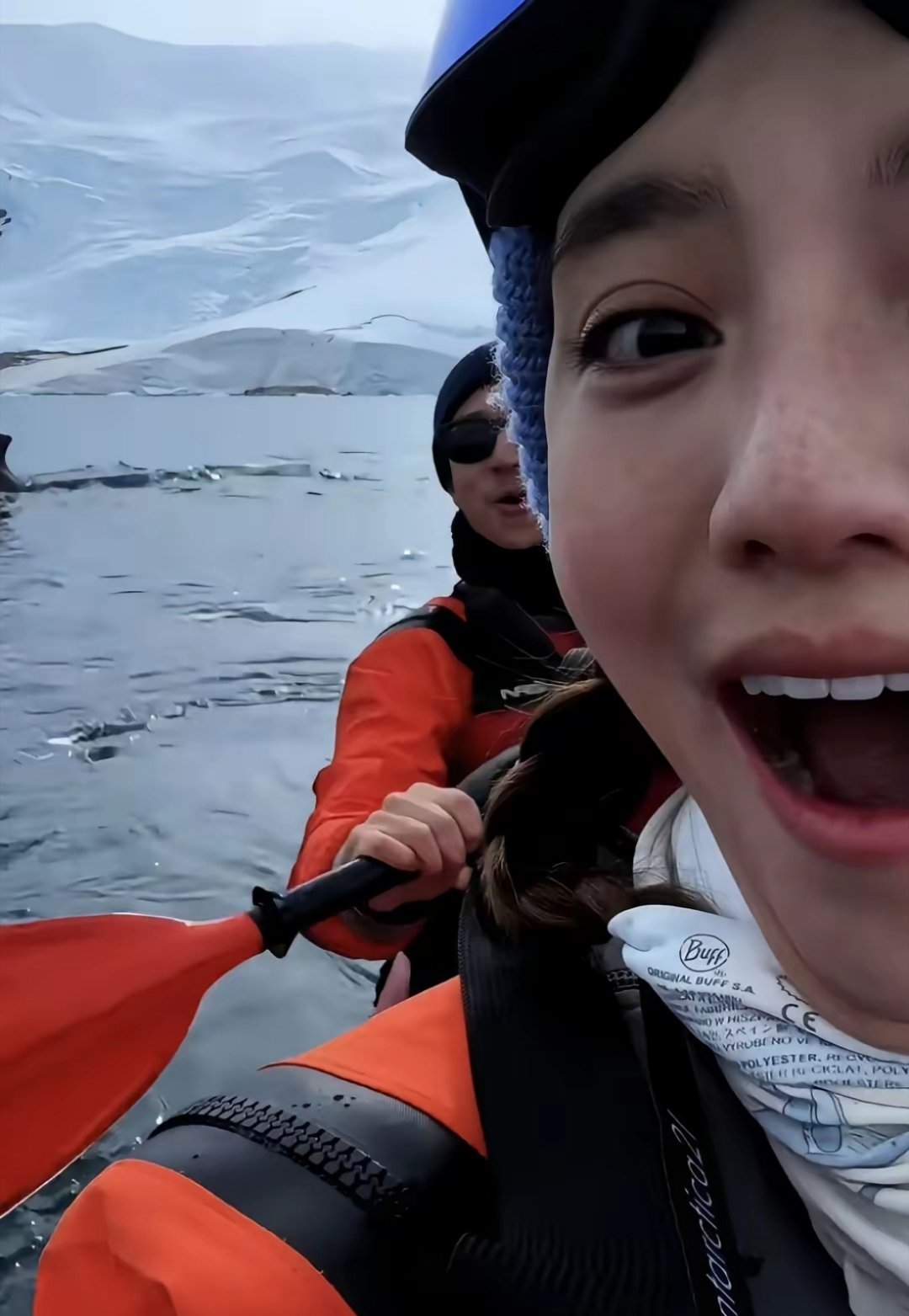 吴千语和老公施伯雄去南极度假看企鹅！零下30度的天气，换上泳衣，下水去游泳，身体