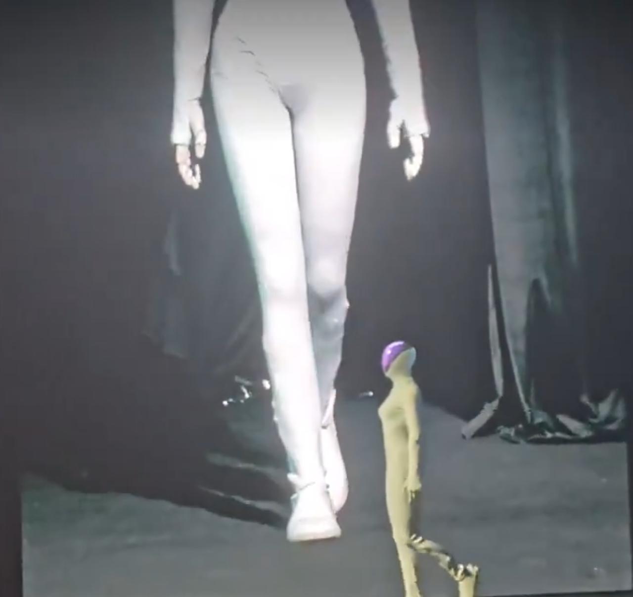 小鹏机器人的发布会，猫步妖娆，关节柔美流畅，但是引发了很多人的怀疑，是不是里面有