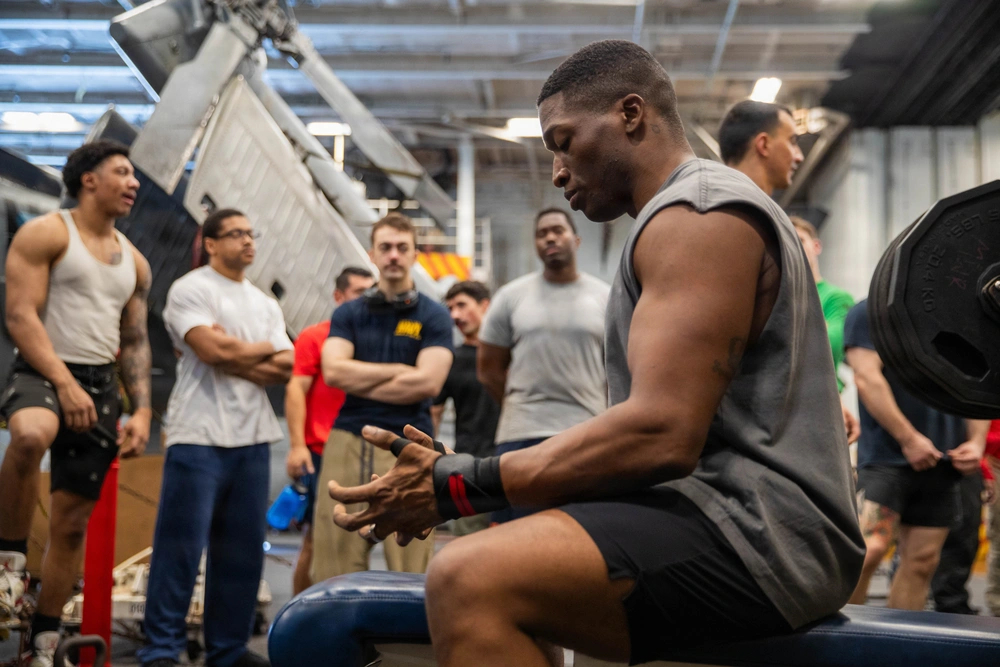 正在中东部署的美国海军华盛顿号航母(CVN-73)举办卧推比赛——这是紧随海排长