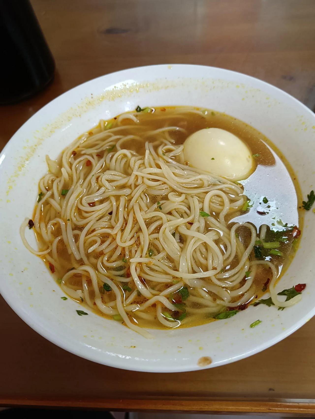 昨天慕名去了东地路的一家拉面馆，从年前就听说有人去那打卡。
大年初四就有人去那吃