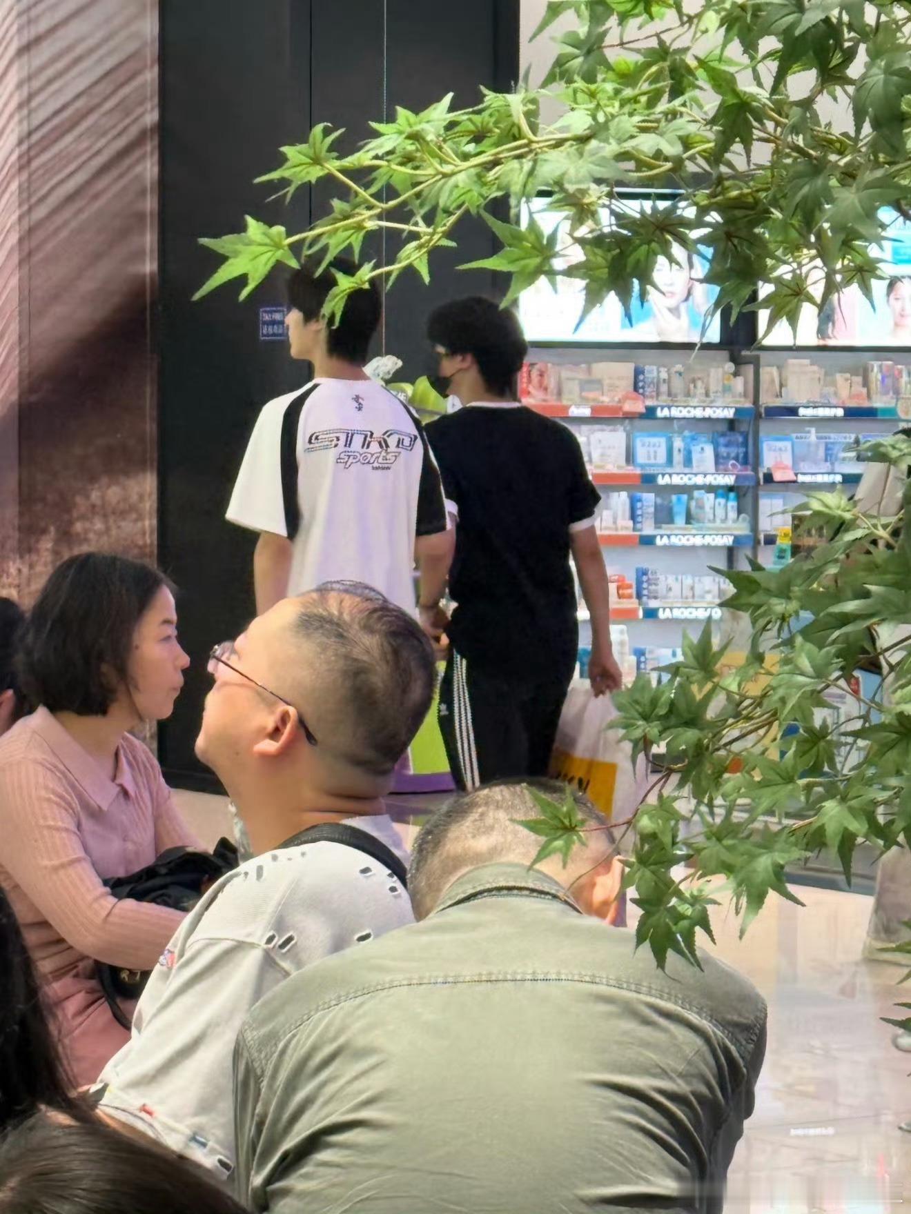 张奕然和魏子宸今天一起去逛街了 ​​​
