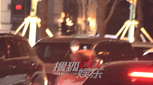 殷桃逛完街过马路穿梭在车流中步伐矫健 ​​​