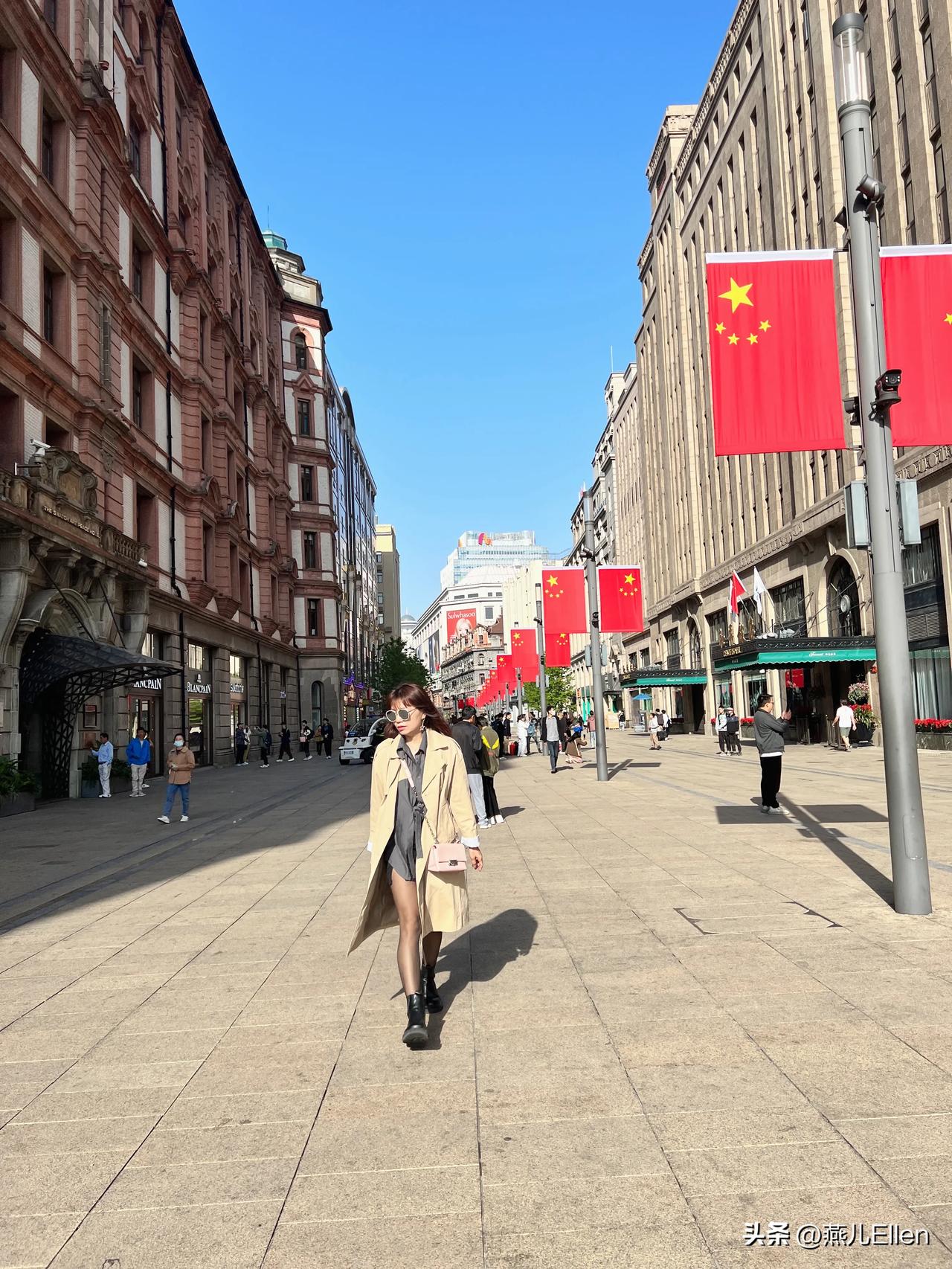 手机自拍
五一小长假，到处都是人，外滩拍摄🎬，这个时段成功避开拥挤的人群……