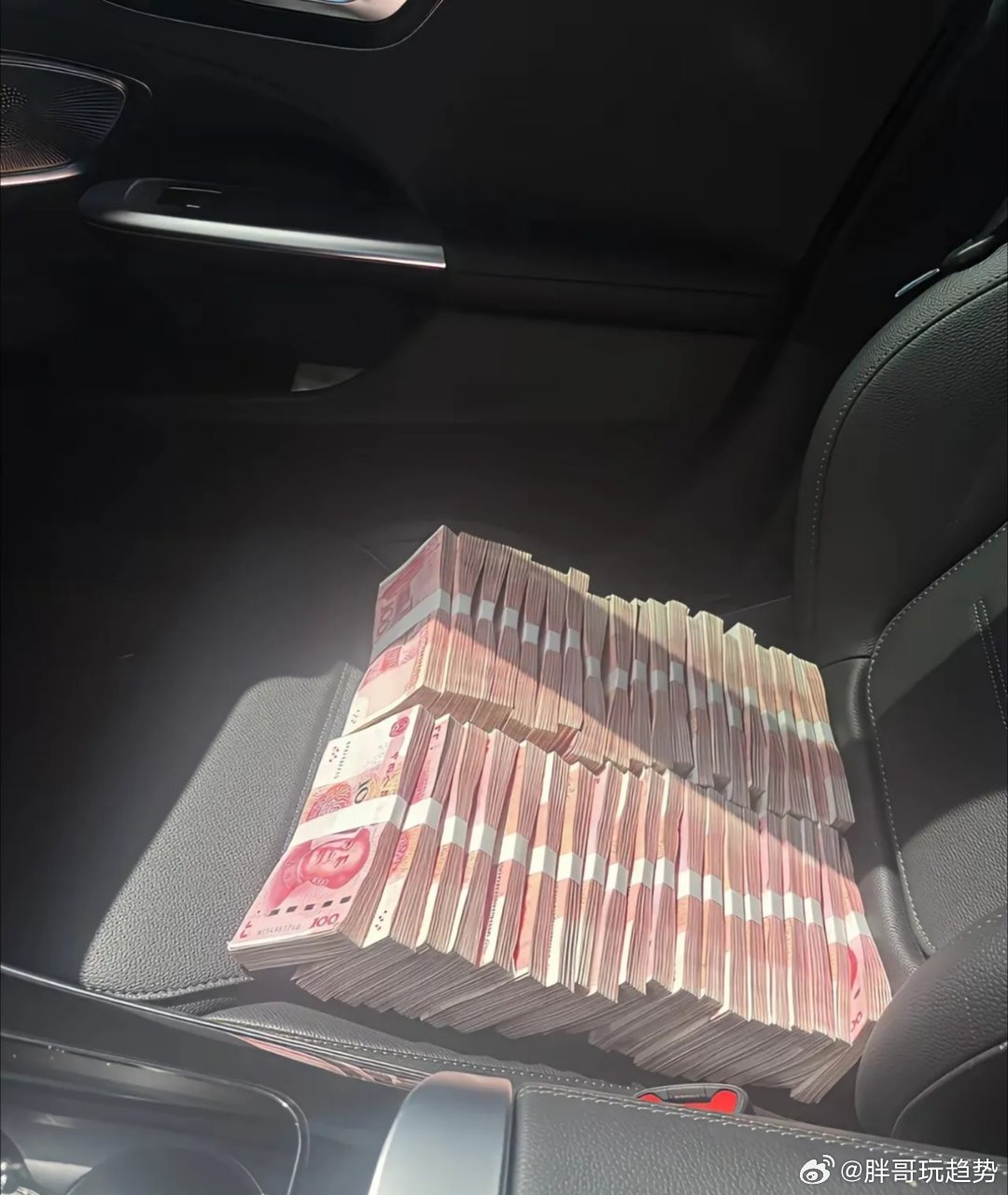 特朗普现在完成“资产换仓”一边搅动全球动荡，一边疯狂布局传统股债！大佬落袋为安戏