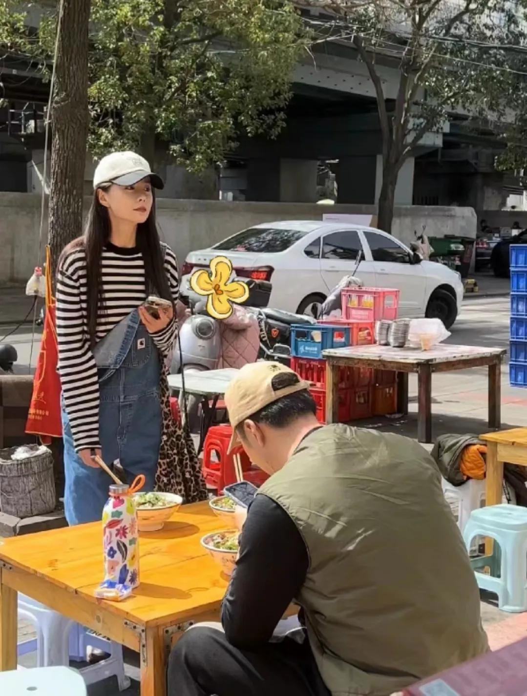 网友偶遇杜海涛和沈梦辰，私下的两人看着挺恩爱的，一起出门游玩很幸福，沈梦辰本人特