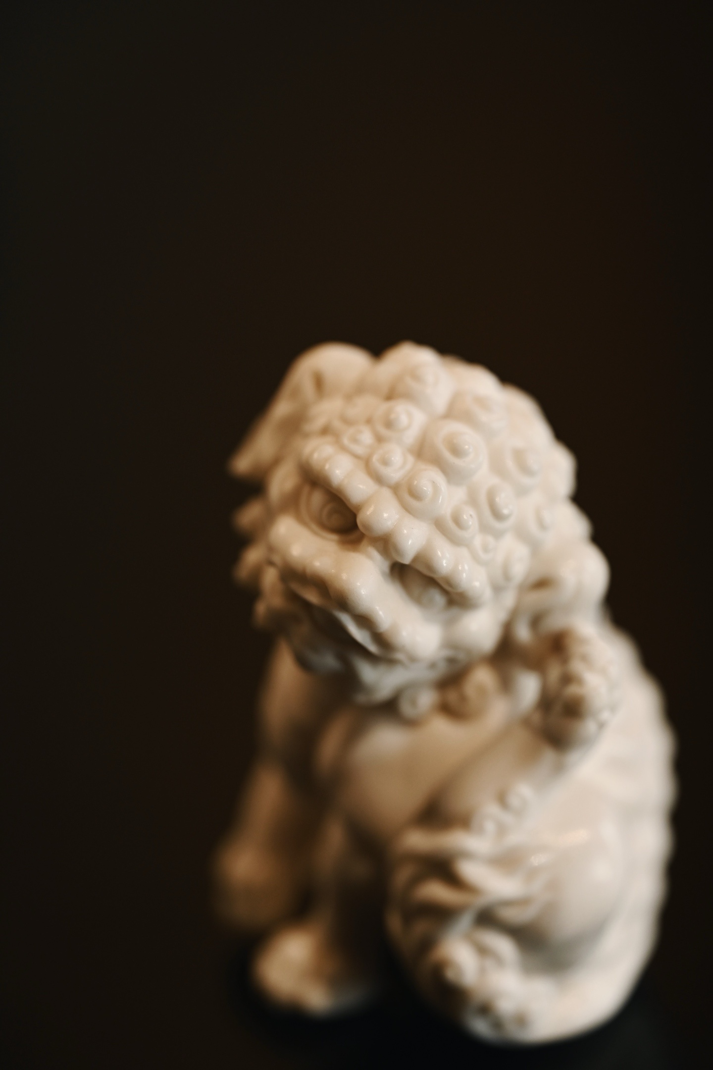 鹿角 | 瑞狮雕刻唐狮昂首挺胸，双目圆瞪，阔口锐牙，气焰逼人，颈鬃束束垂卷，层次