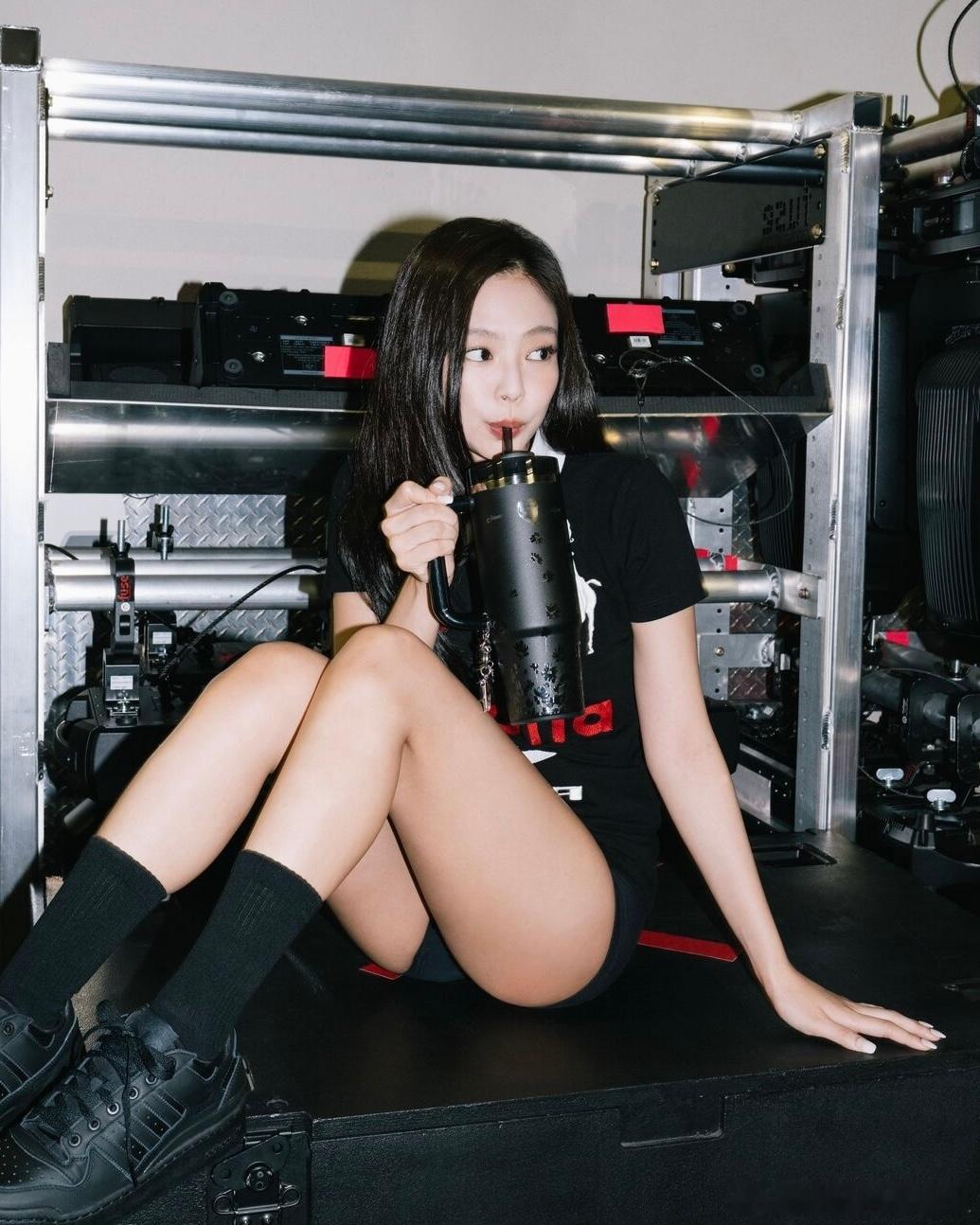 Jennie生日派对争议热点观点 Jennie 生日派对争议炸锅！室内放烟花引众