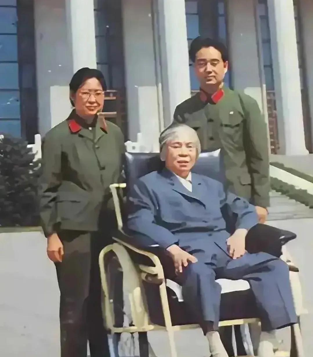 1979年，李敏和丈夫孔令华陪同母亲贺子珍来到纪念堂留下的照片，当时李敏43岁，