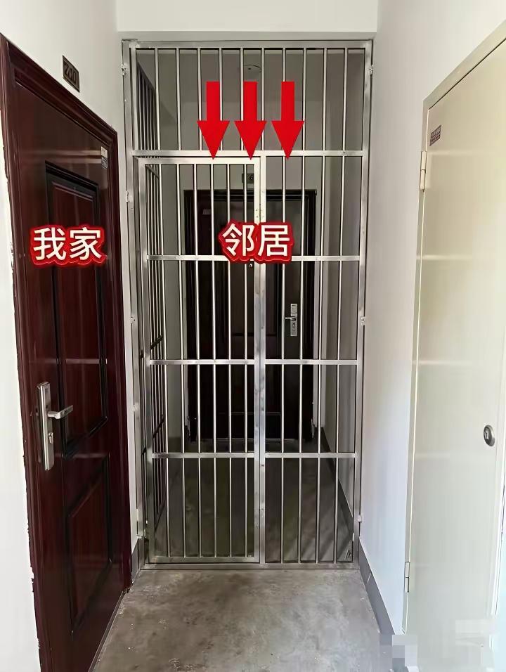 家人怎么解开这个局呀[流泪]
同一层的邻居趁我们不在家，找人焊了这个防盗网
还理